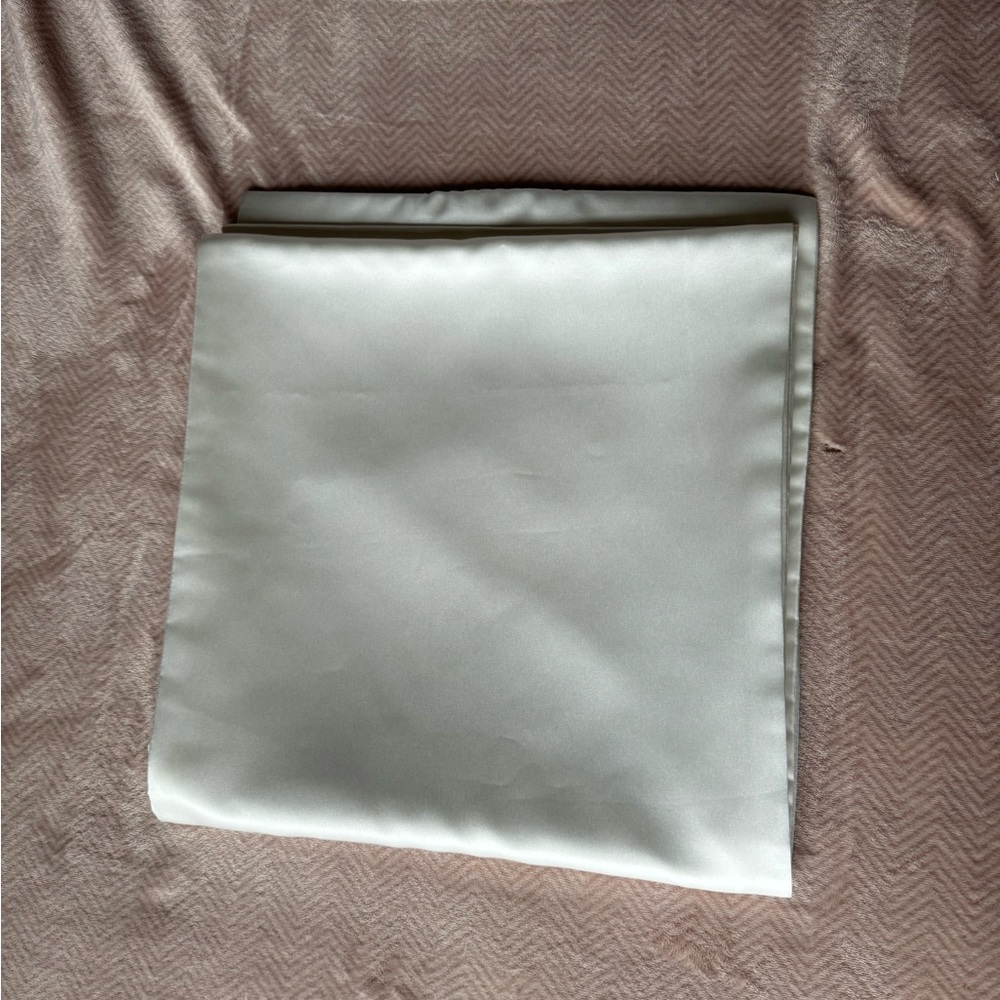 Large white scarf/wrap - Picture 5 of 7
